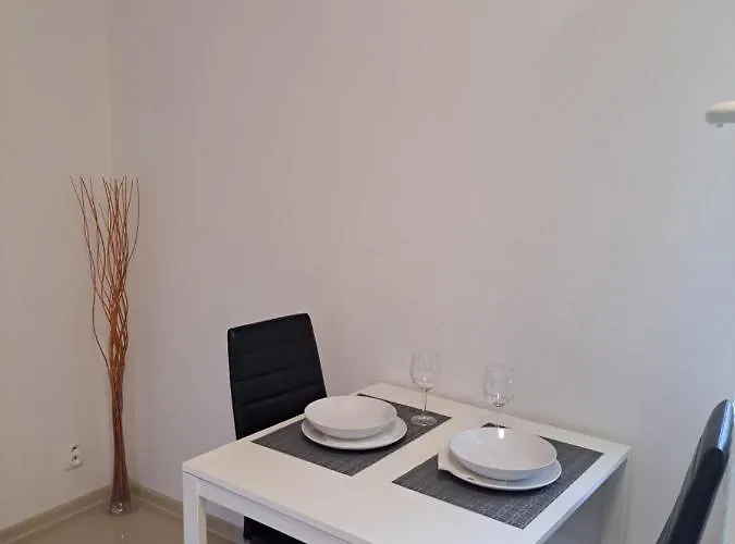 Ellen's - Air Conditioning, Free Parking *