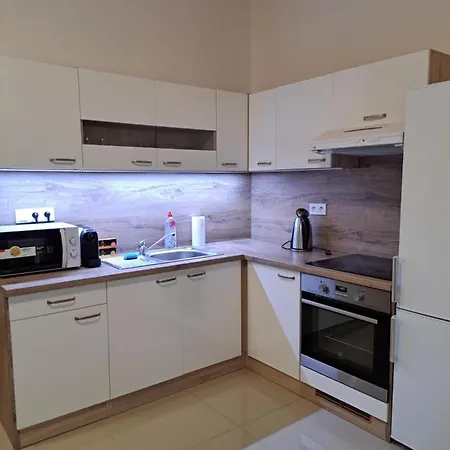 Ellen's - Air Conditioning, Free Parking Pozsony